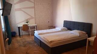 Хостелы Hostel Chmielna 5 Rooms & Apartments Варшава Двухместный номер с 1 кроватью или 2 отдельными кроватями-2