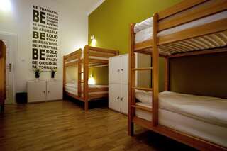 Хостелы Hostel Chmielna 5 Rooms & Apartments Варшава Кровать в общем 8-местном номере для мужчин и женщин-2