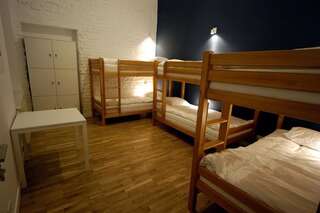 Хостелы Hostel Chmielna 5 Rooms & Apartments Варшава Кровать в общем 6-местном номере для мужчин и женщин-6