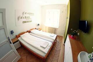 Хостелы Hostel Chmielna 5 Rooms & Apartments Варшава Двухместный номер с 2 отдельными кроватями и общей ванной комнатой-7